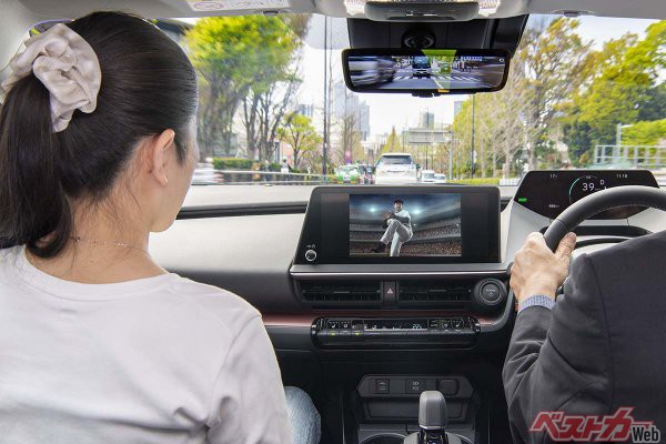 トヨタプリウスの12.3インチディスプレイオーディオで走行中のテレビ視聴やナビ操作が可能となるデータシステムのTV-KIT
