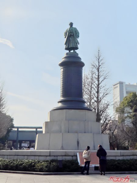 靖国神社にある大村益次郎銅像の全景