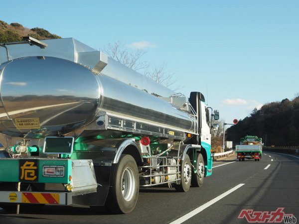 消防法では、「移送」と「運搬」で規制が異なっている。ちなみに、移送はタンクローリーで危険物を運ぶこと、運搬とはドラム缶などの運搬容器に入れて危険物を運ぶこと（PHOTO：写真AC_hakusyu）