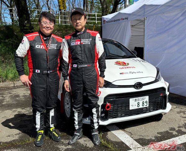 GRヤリスDAT（8AT）で参戦した早川茂副会長（右）。コドライバー（ナビ）はジャーナリストの山本シンヤ氏（左）が務めた