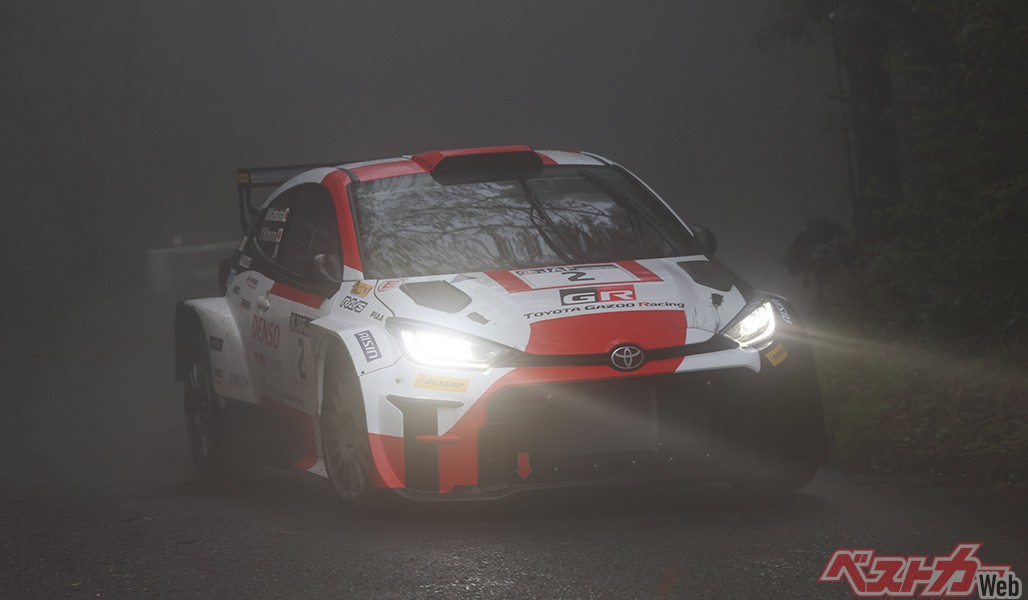 深い霧のなか、GR YARIS Rally2で果敢に走る勝田範彦/木村裕介組
