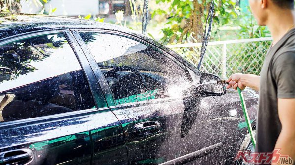洗車機にかける前に高圧の水で花粉を洗い流そう（supaleka@Adobestock）