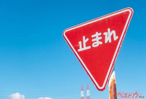 事故が起きた地点の市道側には、一時停止の標識や「この先優先道路」の標示もなかった（Masaharu Shirosuna＠AdobeStock）