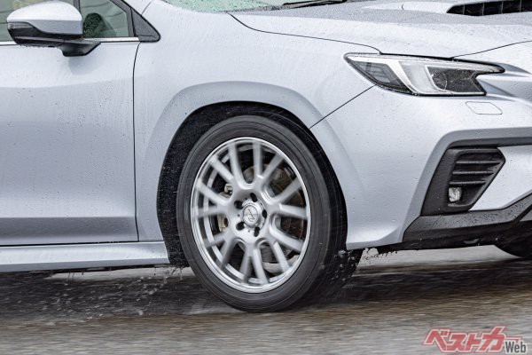 スピードこそ出していないが、雨天の下りのワインディング走行でも横滑りなど不安定なところはなかった。