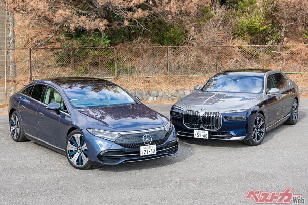 メルセデスベンツ EQS450＋（左）と、BMW i7 xDrive60（右）。日本はこの高みにたどり着けるのか？
