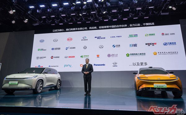 上海モーターショーでお披露目されたトヨタbZシリーズのコンセプトカー2台。中央に立つのはトヨタ自動車の中嶋裕樹副社長
