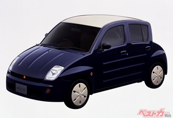 第33回東京モーターショーに参考出品され、2000年1月に市販化された4ドアセダン