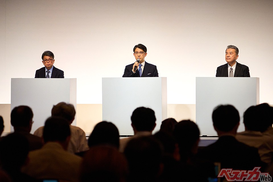 2023年4月7日、新体制方針説明会でEV戦略を全面的に見直すと発表したトヨタ。左から宮崎洋一副社長、佐藤恒治社長、中嶋裕樹副社長