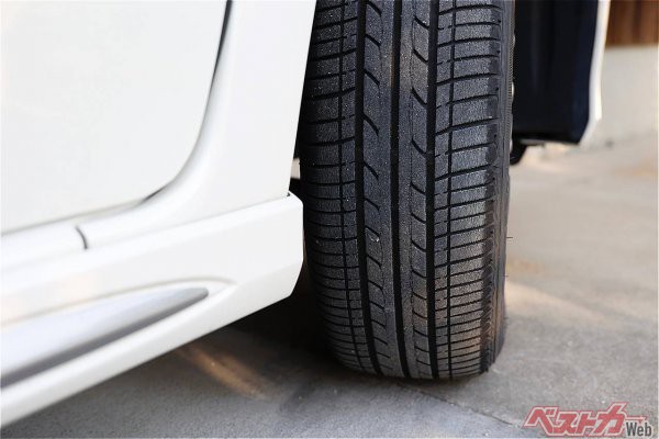 燃費への影響やバーストの危険などを考えると、タイヤの空気圧が低すぎるのは好ましくない（umaruchan4678＠AdobeStock）