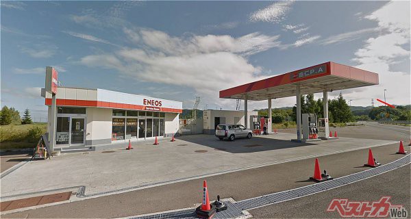 北海道・道東自動車道由仁SA下り線のガソリンスタンド。ここを最後に足寄ICまで、約170kmに渡ってガソリンスタンドはない（GoogleMapより）