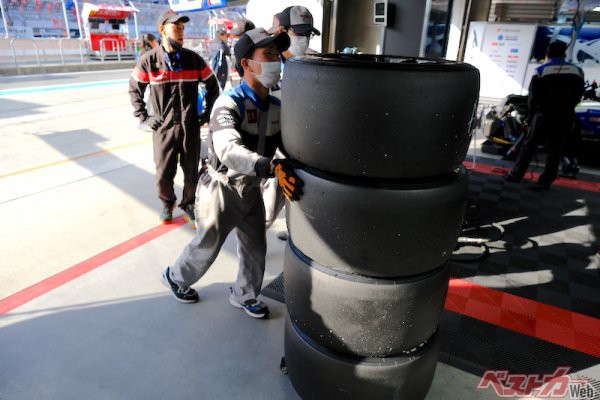 学生や販売店メカニックも緊張感のなかで学びを得る