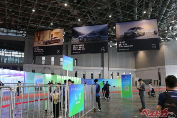 とにかく「広い！」というのが第1印象となった上海モーターショーの会場内。その面積は東京ビッグサイトの9倍以上！