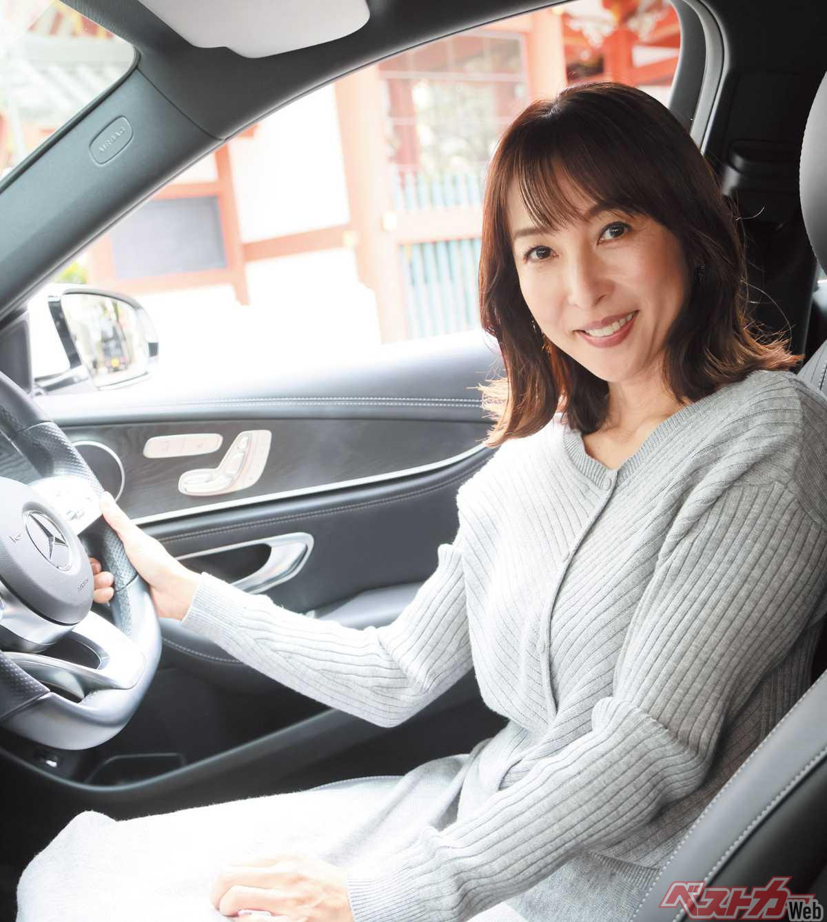 やっぱ癒されます～！ かとうれいこさんが愛車ベンツEクラスとともに登場！ - 自動車情報誌「ベストカー」