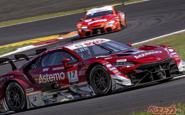 8位スタートながら、最後の最後に3位に浮上したNo.17 Astemo NSX-GT(塚越広大/松下信治)