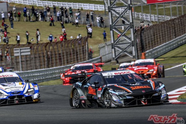 スタート直後の500クラスの先頭集団。No.100のNSXがトップを走る