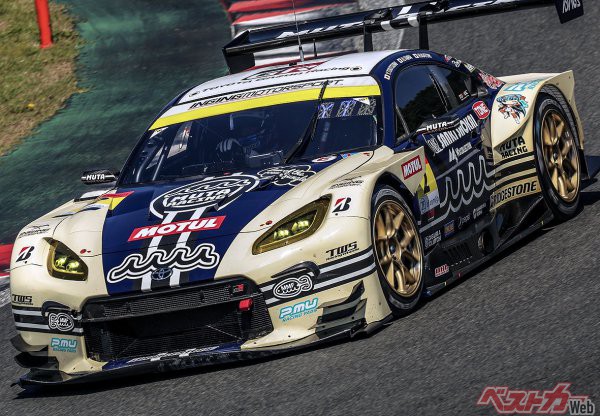 ピット戦略で一時はトップに立ったNo.2 muta Racing GR86 GT(堤優威/平良響/加藤寛規)