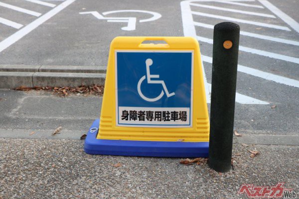 車いす使用者用駐車施設に、急いでいたからや出入口に近くて便利だからという理由で駐車する不適切な利用者が一定数いる（Mito-stock.adobe.com）