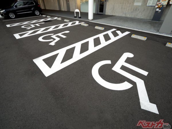 ドアを全開にして車いす使用者が乗り降りできるように、駐車スペースの脇にゼブラゾーンが設けられている（Mito-stock.adobe.com）