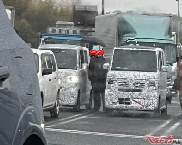 東名阪道のPAでK.Mさんが撮影した新型N-BOXの2台。右がカスタム、左が標準車だろう（画像提供／Twitter ID：K.M ＠KM1221）