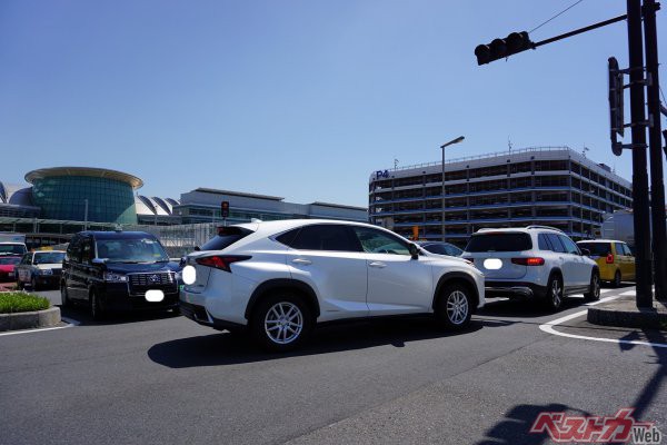 羽田空港駐車場周辺の道路も混雑していた。ちょうど出ようとしていた人からしたらたまったモノではないだろう