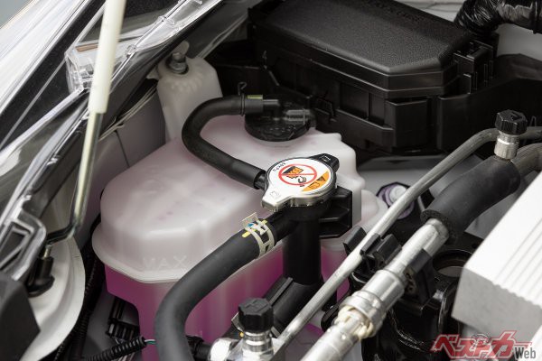 定期的にエンジンルームを開けリザーバータンク内の冷却水の濁りや色を確認しよう（U4-stock.adobe.com）