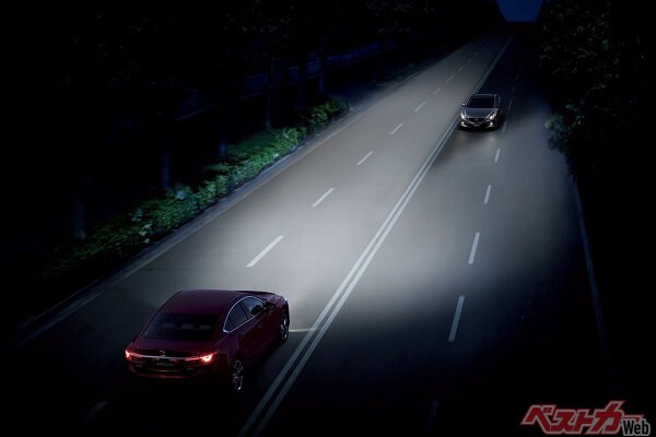 写真はマツダ ALHのイメージ図。ハイビームを基本としながら、対向車が眩しくないよう左右の前照灯を細かく制御している
