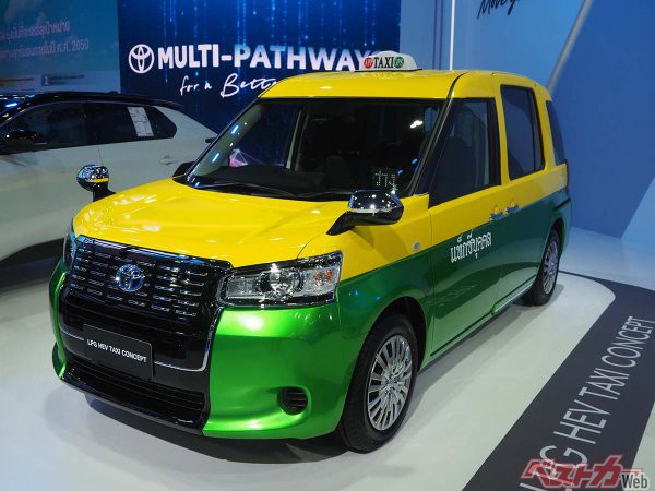 第44回バンコク国際モーターショーに展示された「LPG（LPガス）ハイブリッド・タクシー・コンセプト」タイでの法人タクシーカラーに彩られている