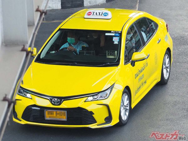 タイで撮影したトヨタ カローラ アルティス（国内仕様よりもワイドなカローラセダン）ベースのタクシー