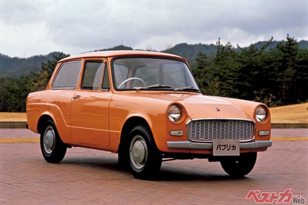国民車構想のもと1961年に登場した初代トヨタ パブリカ（UP10型）。700ccの空冷2気筒を搭載