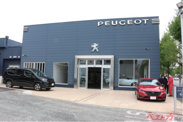 試乗車のプジョー308GTハイブリッドをお借りしたPEUGEOT横浜青葉さんは株式会社サンオータスが経営する明るいショールームと接客のよさが自慢のディーラー。「プジョーはそのデザインが人気です」と店長の山根哲さんは話してくれたが、208、308、3008とどれも個性的だ。試乗車や中古車も取り揃えているので、ぜひお立ち寄りください。