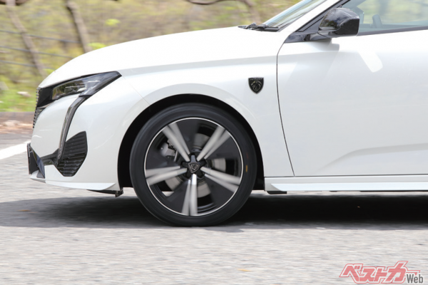 アジアンタイヤで最も気になるのがブレーキング時の安定感だが、アームストロングタイヤは問題なし