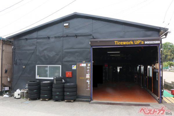 12~30インチと幅広いサイズのタイヤ交換に対応してくれるサテライトショップの「タイヤワークアップス」さん。<br>住所〒224-0043 神奈川県横浜市都筑区折本町1784-1<br>営業時間10:00〜19:00(最終受付)<br>定休日不定休<br>電話番号045-532-5804