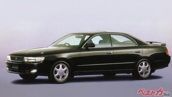 100系よりひとつ前のモデル、90系5代目チェイサーツアラーV。プレーンでおとなしめのスタイルは上品な雰囲気ではあったのだが……