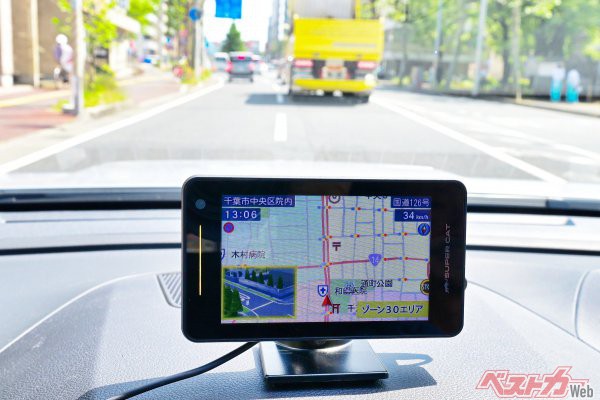 「ゾーン30」エリアの警報。カーロケを受信して緊急車両の接近なども知らせてくれる