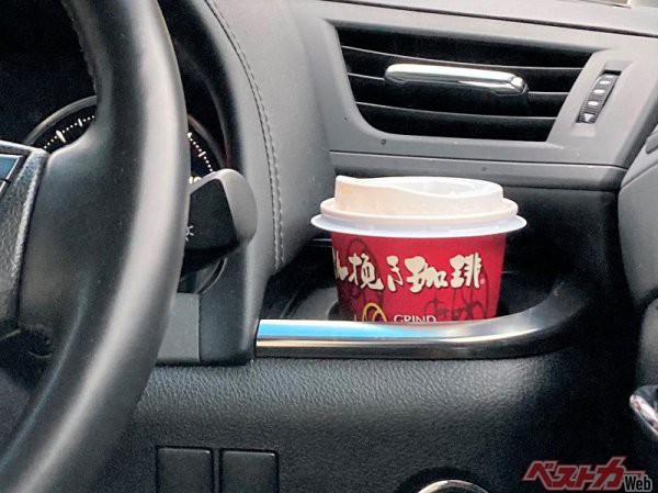 フタ付きのコーヒーカップは運転中もこぼれる心配が少ない