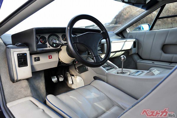 後方視界に難のあるカウンタックだが、前方の視界は意外といいのである