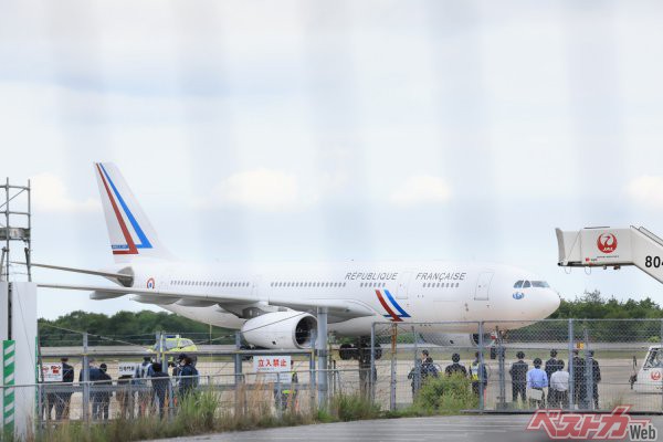 ゼレンスキー大統領が搭乗した機体はフランス政府専用機のエアバスA330-200。機首には独特のマークが記されていた。これは、ゼレンスキー大統領側の要望に、フランスのマクロン大統領が応えたことで実現したのだった