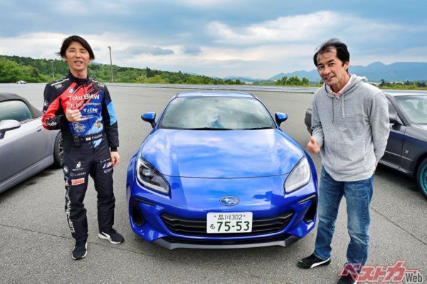 こちらは砂子塾の東風谷高史事務局長（写真左）。同乗走行ではプロの超絶ドライビングテクニックを惜しげもなく披露してくれるのだ
