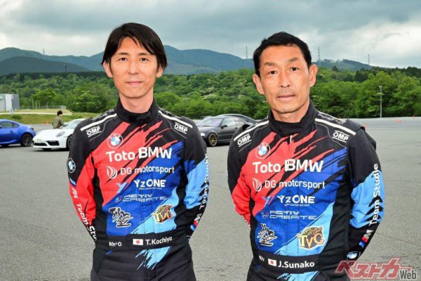 砂子塾長（右）と東風谷高史事務局長（左）。このふたりから厳しくも楽しくスポーツドライブを指南してもらえるのが「砂子塾」だ