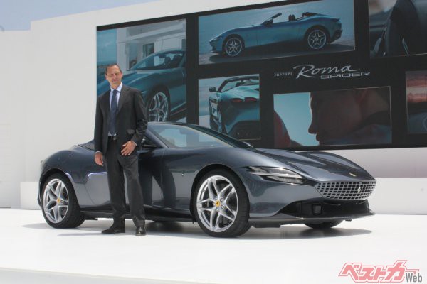 フェラーリジャパンのフェデリコ・パストレッリ代表取締役とローマスパイダー<br>
