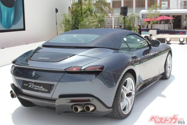 ローマのクーペモデルのデザインをそのままソフトトップでオープン化
