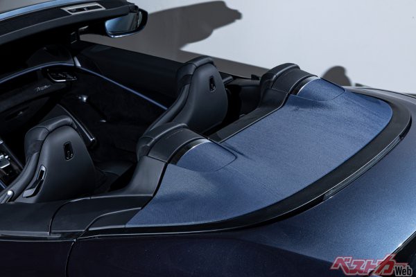 バックレストと一体化したウィンド・ディフレクターにより室内への風の巻き込みは最小限にとどめられる