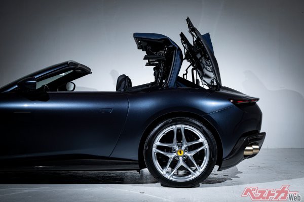 ソフトトップの開閉はわずか13.5秒で完了。60km/hまで開閉可能