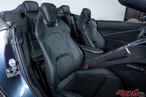 リアは荷物スペースまたは小さな子ども用