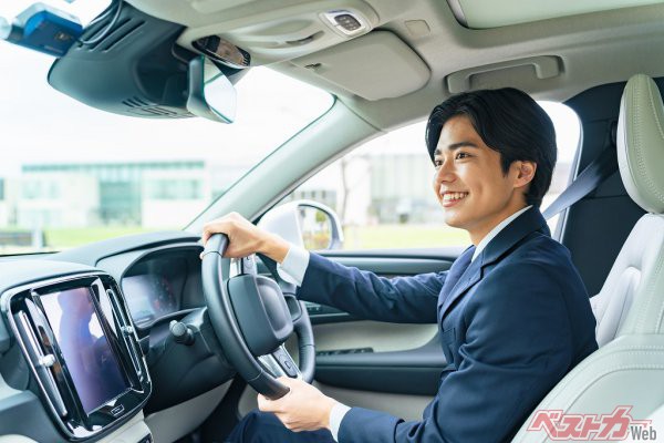 「事故を起こさない運転」をすることがドライバーの義務。運転に慣れたベテランドライバーであればこそ、忘れないようにしたい（PHOTO:Adobe Stock_metamorworks）