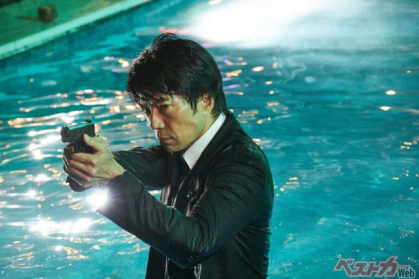 プールからの狙撃を試みる真木(C)NTT DOCOMO,INC.