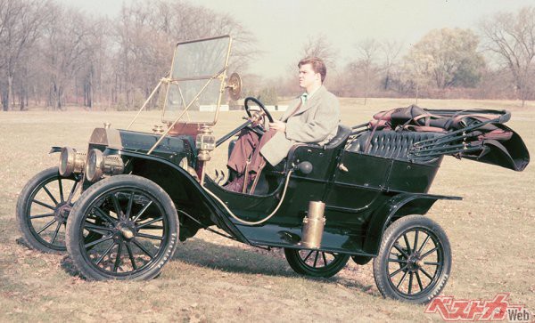 大量生産車の元祖、1908年発売のT型フォード。ガソリンスタンドの普及もこのクルマの登場により始まったと言える