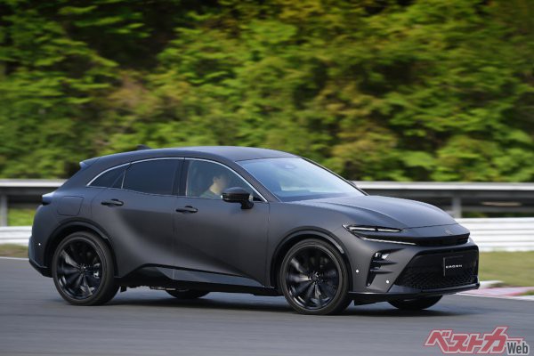 クラウンスポーツはクロスオーバーよりもSUVテイストが強くスタイリッシュ