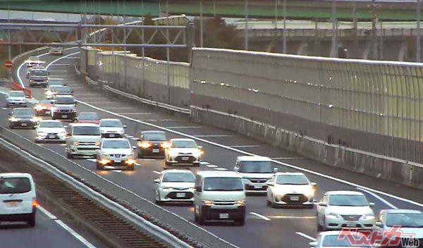 名神高速上り線一宮JCTのジッパー合流渋滞緩和策・対策前の写真（提供：NEXCO中日本）