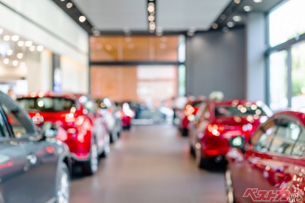 国内販売台数は、最も多かった1990年(778万台)に比べて下降している。軽自動車の販売割合はここ10年横ばい傾向になっている(voyata – stock.adobe.com)